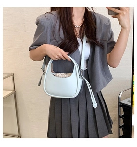 Détail du sac demi-lune bleu clair avec doublure à cordon et fine bandoulière amovible