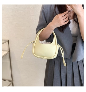 Sac à main en cuir jaune pâle avec doublure à cordon et élégante forme de lune