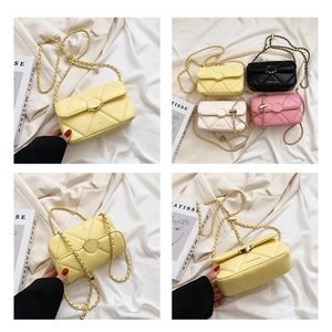 Vues détaillées de sacs à bandoulière matelassés en jaune, noir, beige et rose avec chaînes