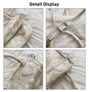 Détails du sac à main crème en tissu jacquard matelassé avec boucles en métal argenté