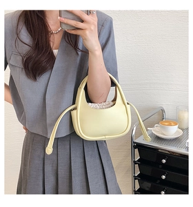 Détail du sac hobo jaune clair avec doublure à cordon crème et similicuir PU lisse