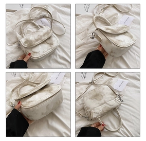Détails du sac selle à motif marbre blanc avec poignée et bandoulière amovible