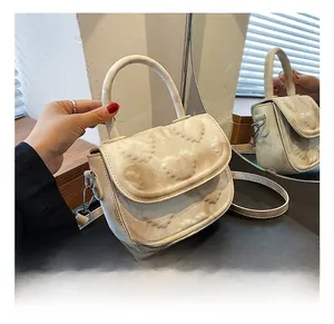Détails du sac à main blanc cassé avec motif de cœurs en relief et boucles argentées
