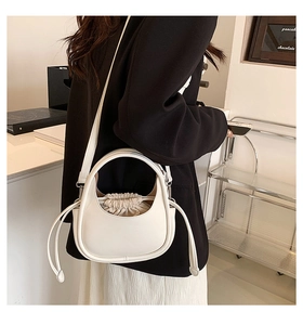 Détail du sac à main semi-circulaire en cuir blanc avec doublure à cordon et poignée