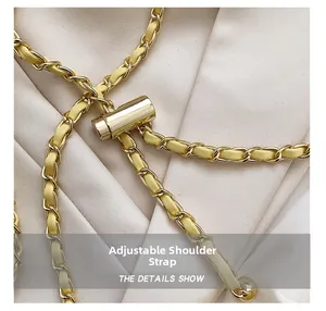 Détail de la bandoulière chaîne dorée réglable avec boucle métallique cylindrique