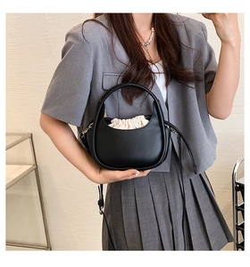 Sac à main croissant noir chic avec insert à cordon crème et bandoulière réglable