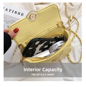 Détail de la capacité intérieure d'un sac jaune matelassé à chaîne avec divers objets