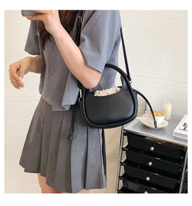Détail du sac bandoulière demi-lune noir minimaliste avec pochette intérieure à cordon blanc