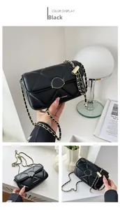 Détail du sac matelassé noir avec bandoulière chaîne et fermoir doré chic