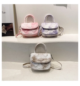 Détails de trois sacs selle avec motifs de nuages gaufrés et finitions pastel tie-dye