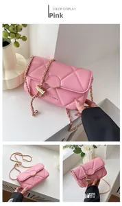 Détails de sac rose matelassé avec chaîne dorée, serrure en métal et bandoulière