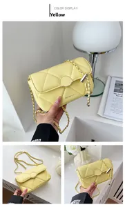 Détails du sac à bandoulière matelassé jaune avec chaîne dorée et fermoir rond