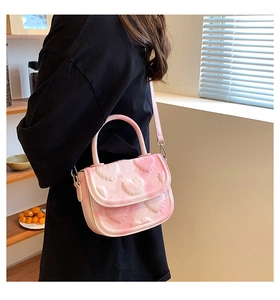 Vue détaillée du sac marbré rose et blanc avec motifs de coeurs gaufrés en relief