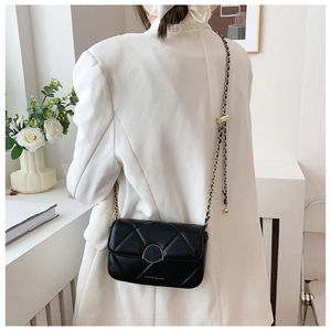 Détail du sac bandoulière matelassé noir avec boucle en métal et chaîne réglable