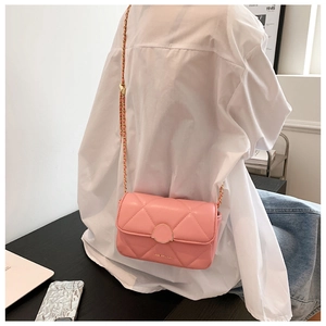 Détail du sac bandoulière matelassé rose avec coutures en losange et chaîne dorée