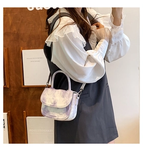 Détail du sac selle pour femme avec motif nuage violet et boucles en métal argenté