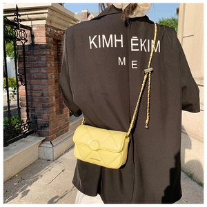 Sac à bandoulière matelassé jaune avec bandoulière chaîne tissée sur mannequin