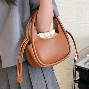Sac à main hobo marron chic avec pochette intérieure blanche à cordon et poignée