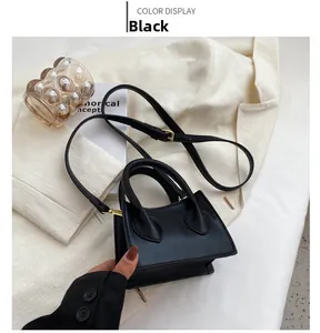 Détail du mini sac bandoulière noir avec finitions dorées et sangle réglable