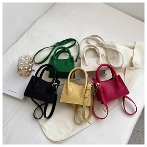 Vue à plat de mini sacs à main en cuir colorés en vert, beige, noir, jaune et rose