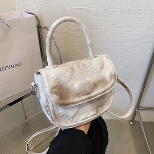 Sacoche beige élégante avec motif papillon en relief et poignée supérieure chic