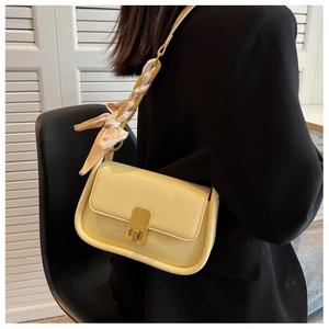 Petit sac bandoulière crème avec boucle dorée et anse décorée d'un foulard en soie chic