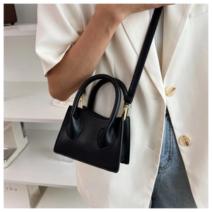Mini sac à main en cuir noir avec ferrures dorées et bandoulière longue amovible
