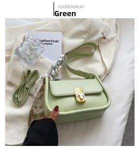 Sac à bandoulière vert avec fermoir doré et foulard décoratif en soie à motif cerises