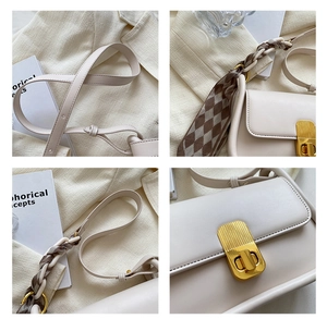 Détail du sac bandoulière en cuir blanc cassé avec fermoir doré et foulard en soie
