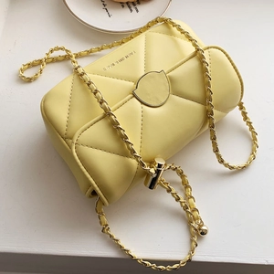 Sac bandoulière jaune pâle matelassé avec chaîne dorée et coutures en V