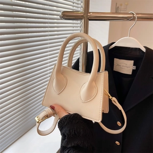 Mini sac à main trapèze crème chic avec détails dorés et bandoulière réglable polyvalente