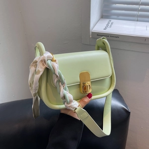 Sac À Épaule Chic En Cuir PU Pour Femmes Sac Bandoulière Avec Fermoir Métallique Doré Et Bandoulière Décorative En Satin