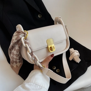 Petit sac sous le bras crème avec fermoir doré et détail de foulard en soie