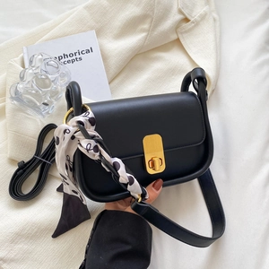 Sac bandoulière en cuir noir avec fermoir doré et foulard en soie à motif cerises