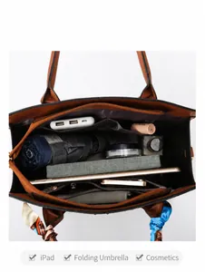 Vista interior del bolso tote marrón con grabado de cocodrilo y gran capacidad para iPad y más