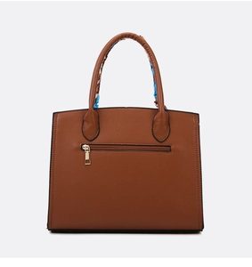 Bolso tote marrón con patrón de cocodrilo, bolsillo trasero con cremallera y detalle de pañuelo