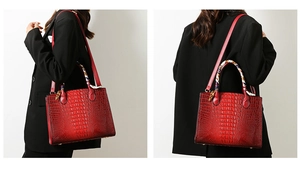 Detalle de bolso rojo con textura de cocodrilo, pañuelo decorativo y correa larga