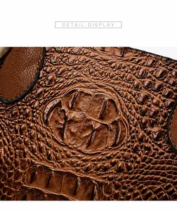 Primer plano de textura con patrón de cocodrilo marrón oscuro en bolso de piel sintética