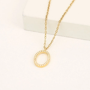 Collana minimalista in acciaio dorato con pendente ovale decorato con strass lucidi