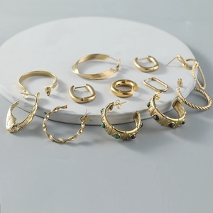 Set di orecchini dorati martellati irregolari in varie forme geometriche per donna