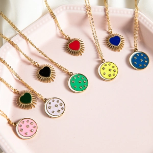 Collane con ciondolo a cuore e luna in smalto colorato placcate oro su vassoio ceramica