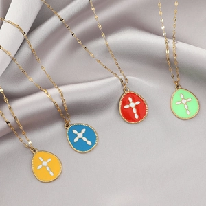 Pendentifs croix vintage en quatre couleurs d'émail sur colliers en acier doré