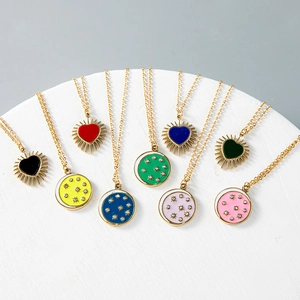 Pendenti in smalto colorato a forma di cuore e stella su supporto con catene dorate