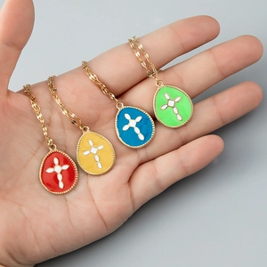 Ensemble de colliers rétro en acier doré avec pendentifs croix colorés en forme de larme