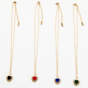 Dettagli di quattro collane cuore e stella in nero, rosso, blu reale e verde smeraldo