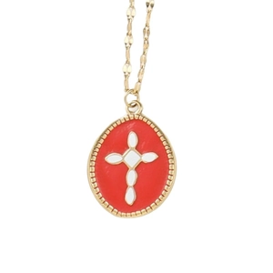 Collier doré rétro avec pendentif croix en émail rouge sur fond blanc pur
