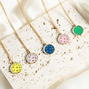 Collane a cuore smaltate in cinque colori con cristalli a stella e catene d'oro