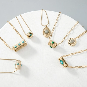 Colliers bohèmes dorés avec pendentifs turquoise et œil protecteur sur socle en pierre