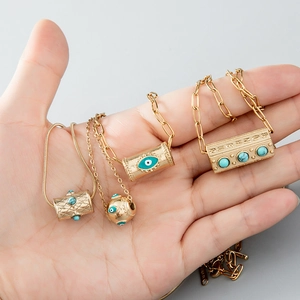 Colliers en acier titane doré avec pendentifs turquoise et breloques œil bleu