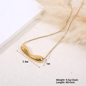 Détail du collier chaîne serpent dorée avec pendentif de 3,4 cm et longueur totale de 40 cm
